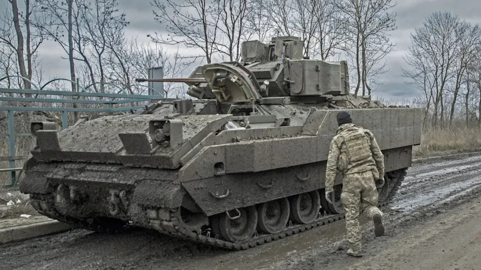 شوهد جندي أوكراني بالقرب من برادلي في Avdiivka ، دونباس ، أوكرانيا ، في 4 ديسمبر 2023.