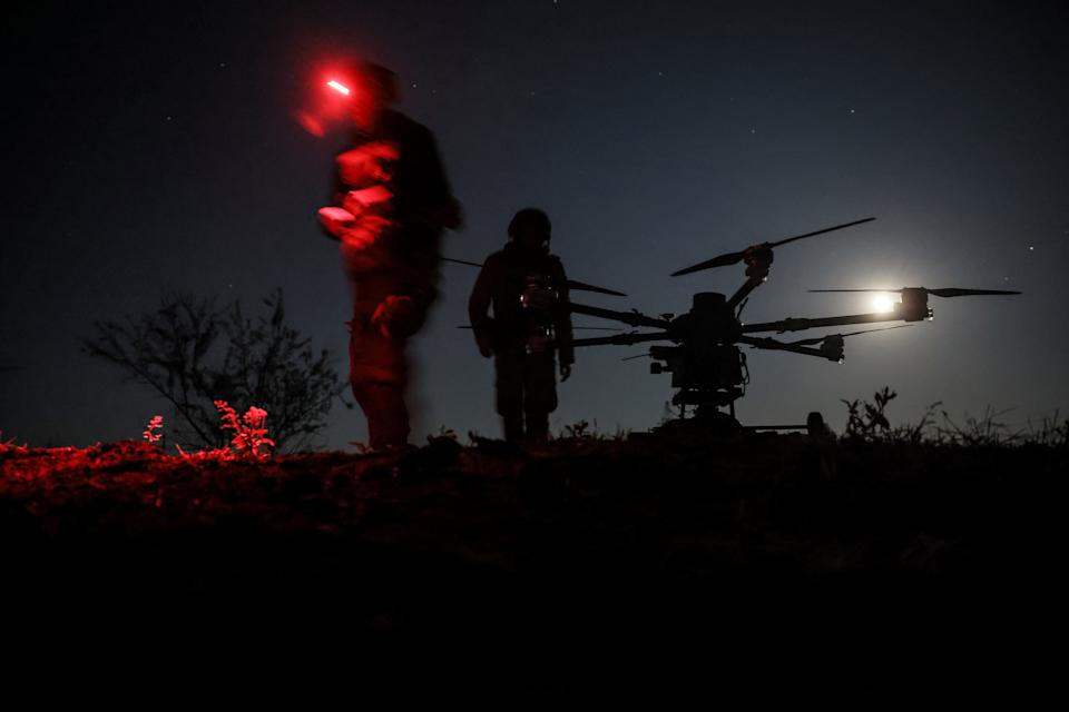 في هذه الصورة التي قدمتها خدمة اللواء الرابع والعشرين في أوكرانيا ، يقوم ServiceMen بإعداد الطائرة بدون طيار "كازان" يوفر ذلك العرض ويحمل قنابل ثقيلة ، على خط المواجهة بالقرب من مدينة تشاسيف يار ، في منطقة دونيتسك ، أوكرانيا ، الخميس ، 15 مايو 2025.