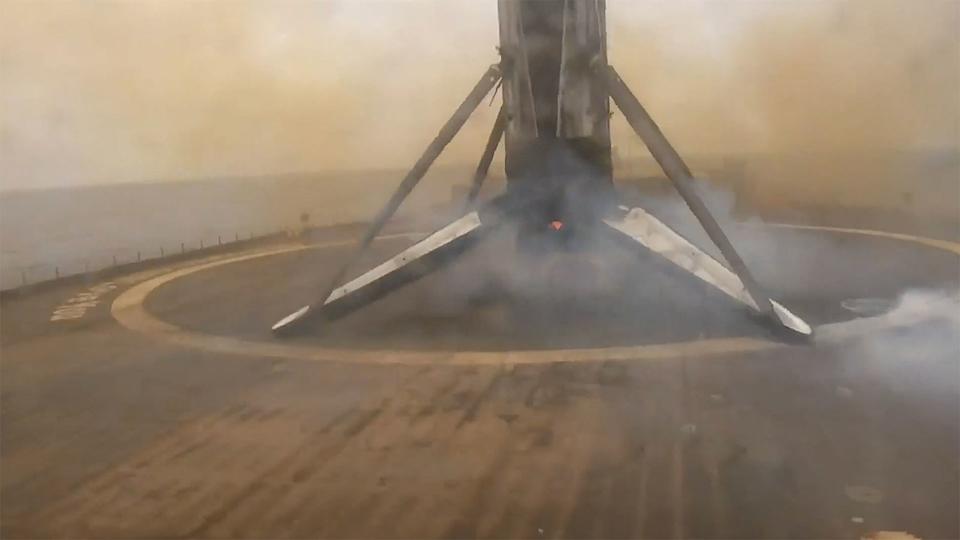 تقف المرحلة الأولى من الصاروخ على قمة Droneship مقرها البحر بعد الهبوط على أرجلها الأربعة المنتشرة