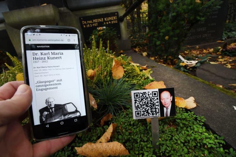لدى قبر المخترع Heinz Kunert في Cologne's Melaten Cemetery رمز QR الذي يوفر معلومات حول حياته. هينينغ كايزر/DPA