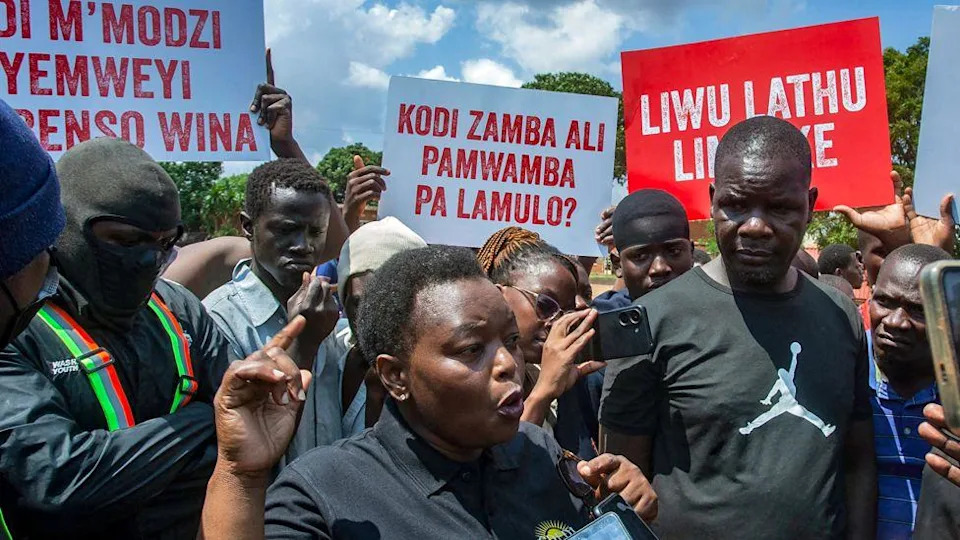 يتحدث أحد المتظاهرين في حشد من المتظاهرين في Lilongwe Community Ground ، إلى الصحفيين حول سبب غضبهم من ندرة الوقود في ملاوي - نوفمبر 2024.