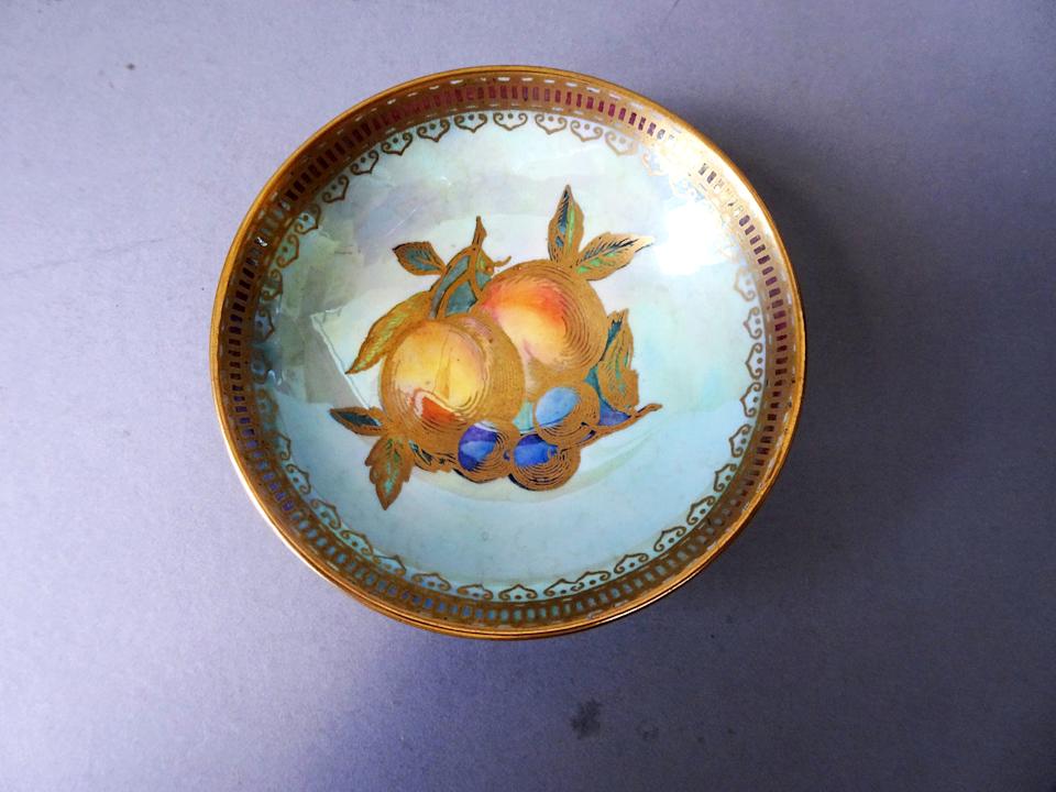 Wedgwood Luster وعاء صغير مع تصميم الفاكهة