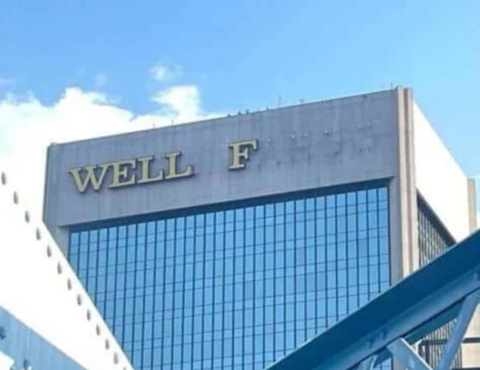 Skyscraper مع علامة "Wells Fargo" غير المكتملة تقرأ "Well F."