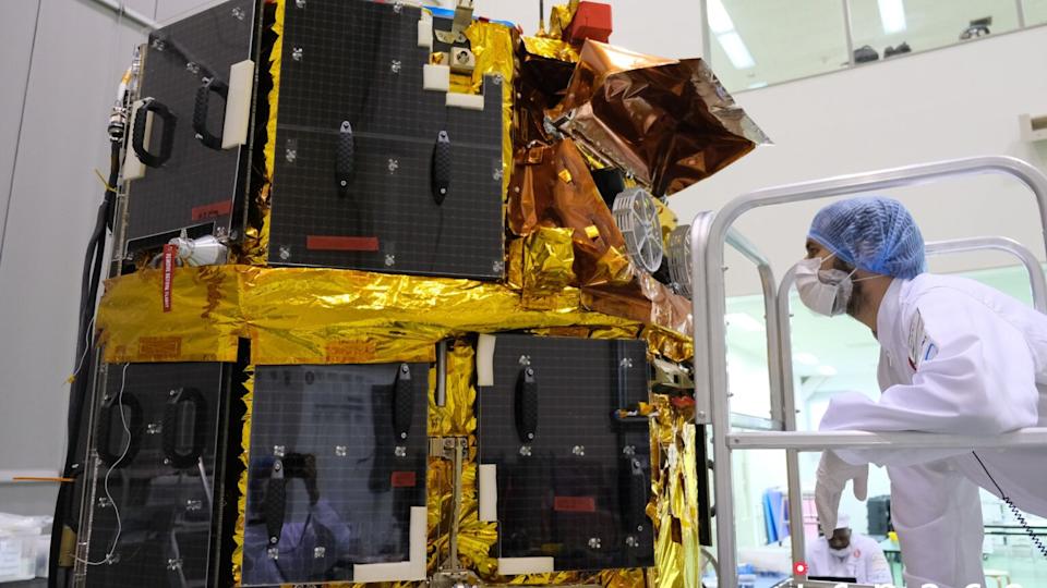 يقوم مهندس ISPace بفحص Micro Rover