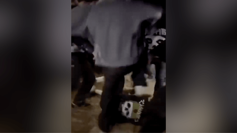 إيليا جرين ، 17 عامًا ، يُنظر إليه على هزيمة من قبل الغوغاء في حفل Palmdale في الهواء الطلق. مايو 2025. (ناجي علي)