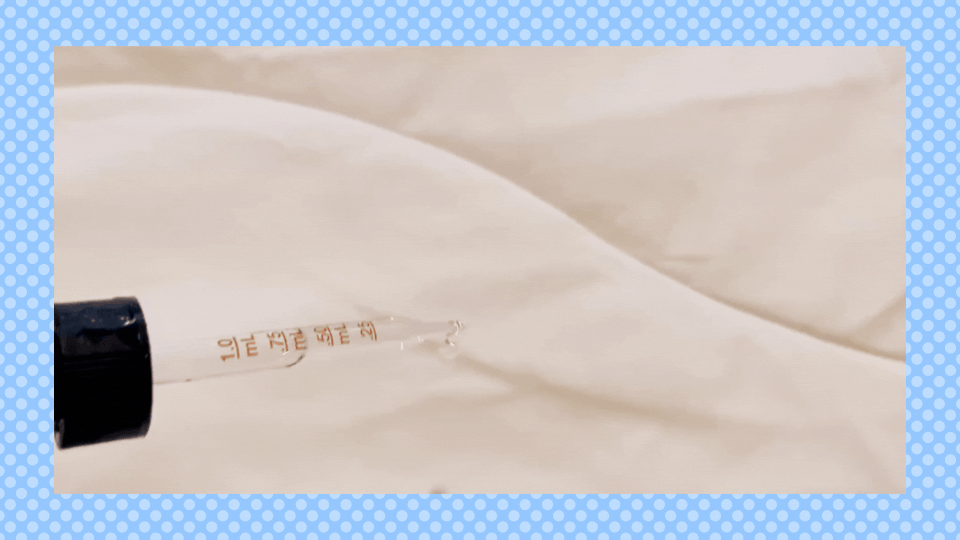 يتم عرض اختبار باستخدام قطرة لتوزيع المياه على المعزي الباقي من Evercool Comforter كجزء من مراجعة Yahoo.