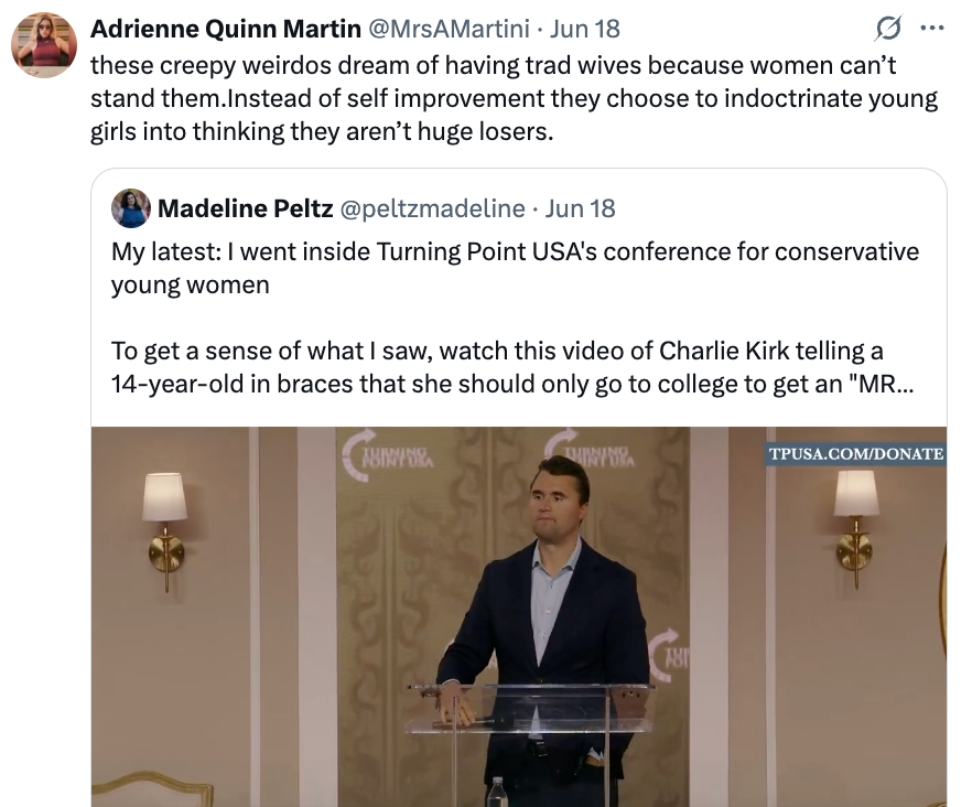 تغريدة تنتقد مؤتمر Turning Point USA ، يضم شخصًا يتحدث في منصة مع خلفية