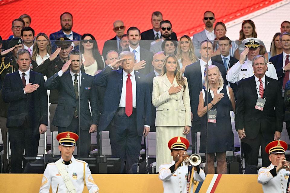 الرئيس دونالد ترامب ، والسيدة الأولى ميلانيا ترامب ، وأفراد أسرة ترامب الآخرين ومسؤولي البيت الأبيض في موكب الذكرى الـ 250 للجيش الأمريكي.