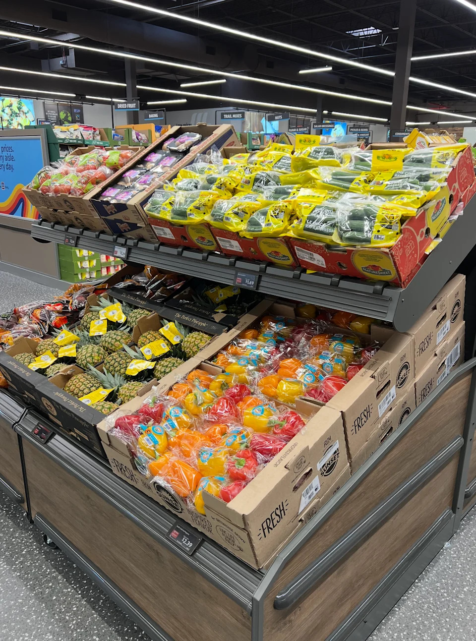 إن عرض عناصر البقالة في الكرتونات التي تم إرسالها من قبل الموردين هي إحدى الطرق التي يقلل بها Aldi تكاليف.