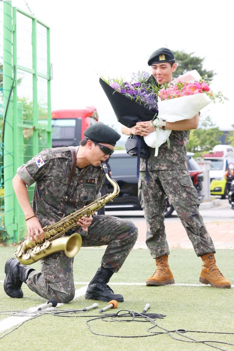 يتفاعل RM (L) و V ، أعضاء مجموعة K-Pop BTS ، بعد تفريغهم من الخدمة العسكرية الإلزامية في Chuncheon ، كوريا الجنوبية. -/Yonhap/DPA