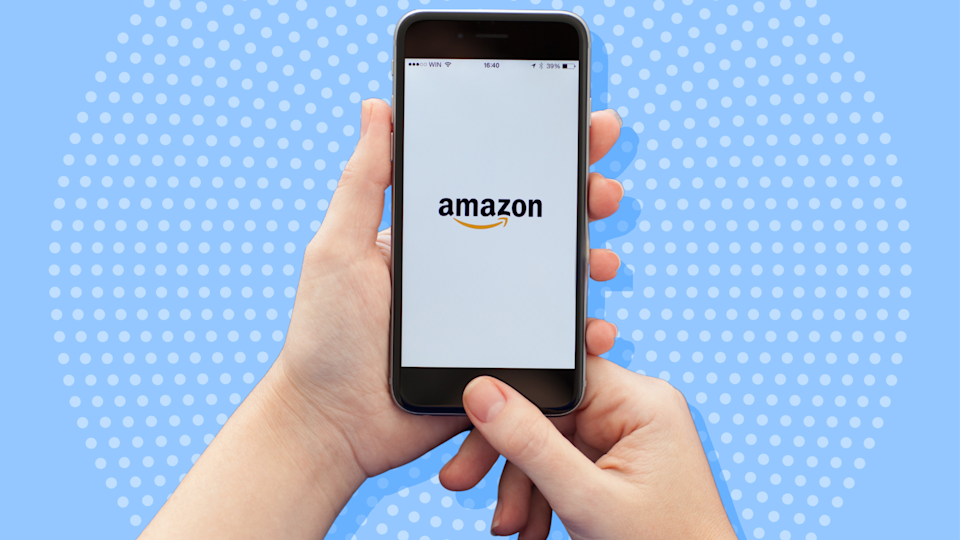 شخص يحمل هاتفًا مع تطبيق Amazon ، على خلفية زرقاء