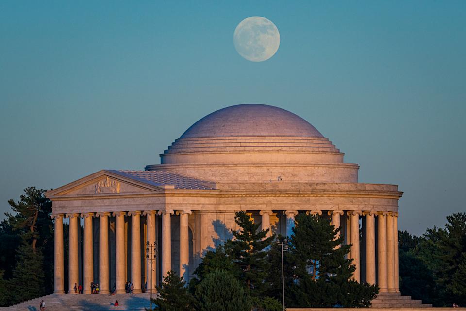 The Strawberry Moon فوق النصب التذكاري Jefferson في واشنطن العاصمة ، في يونيو 2024