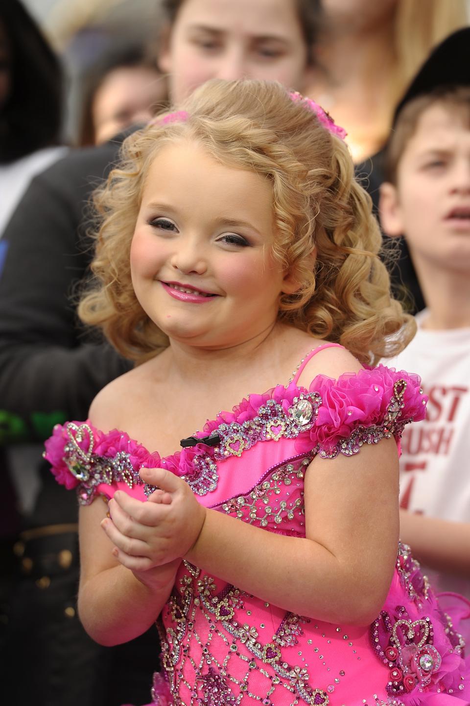 Alana Thompson في عام 2012 يرتدي المكياج ولباس مسابقة.