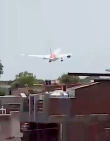 الصحافة الفيروسية يتم تصوير طائرة Air India قبل فترة وجيزة من الانهيار بعد الإقلاع في الهند في 12 يونيو 2025