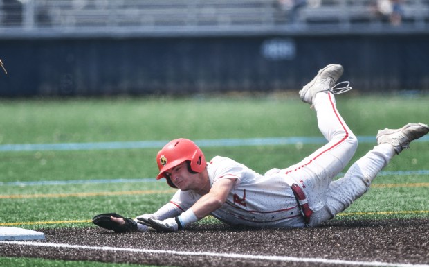 ينزلق Cody Quaglia من Holy Redeemer بأمان إلى قاعدة ثالثة أثناء ...