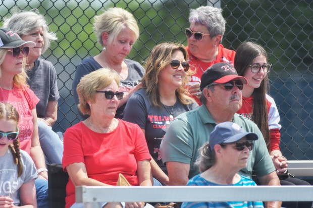 يشاهد المشجعون لعبة البيسبول بين Holy Redeemer و Tri-Valley ...