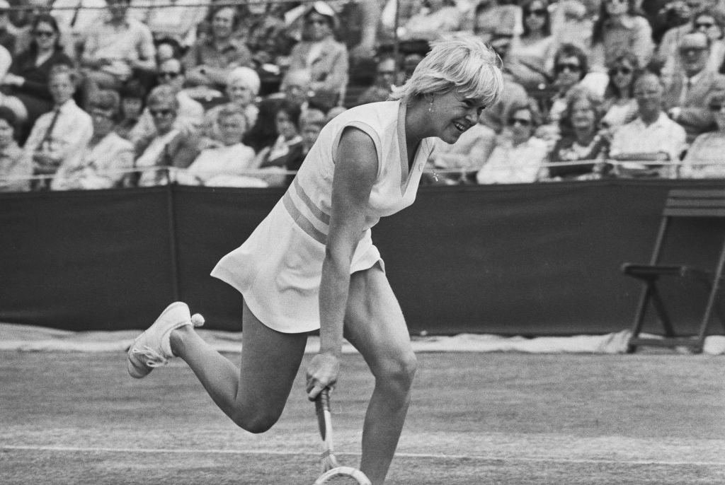 Barker in Action at Surbiton في عام 1974 ، حيث فازت بلقب جولة في اتحاد لاعبات التنس المحتملة لها