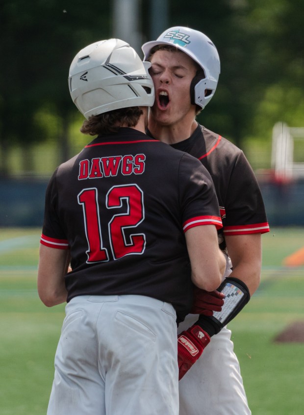 طالبة Tri-Valley Remington Klinger (12) و Tri-Valley Junior Braeden Doyle ...