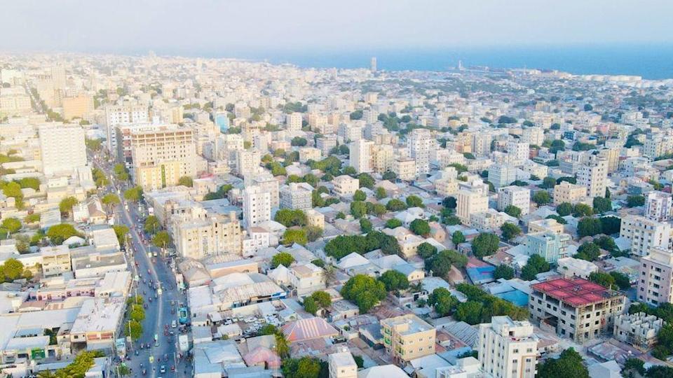 منظر من أعلى من موغاديشو يظهر طريقًا رئيسيًا والكثير من المباني الجديدة متعددة الطوابق والبحر الذي شوهد في الأفق