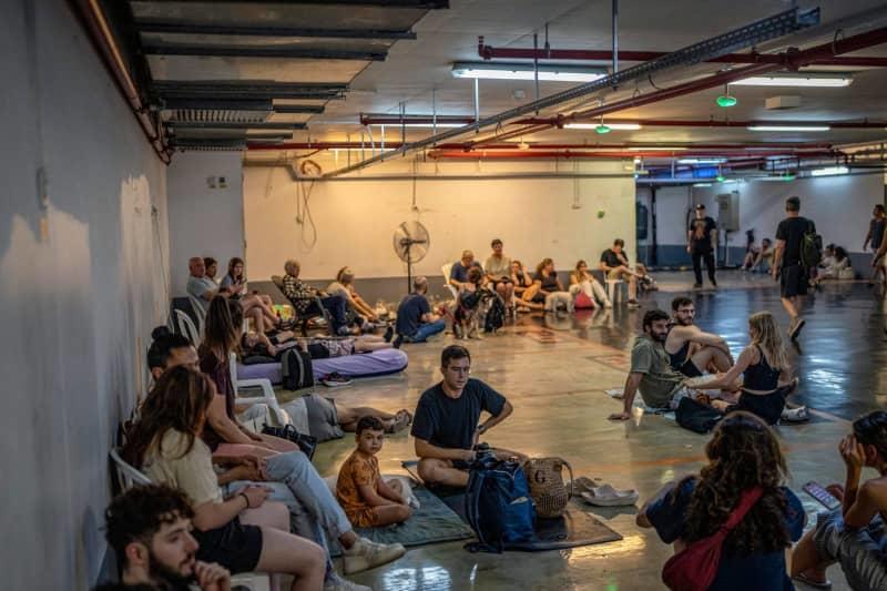 يذكر الإسرائيليون في محطة تحت الأرض حيث يتوقعون هجومًا صاروخيًا آخر من إيران في 17 يونيو 2025