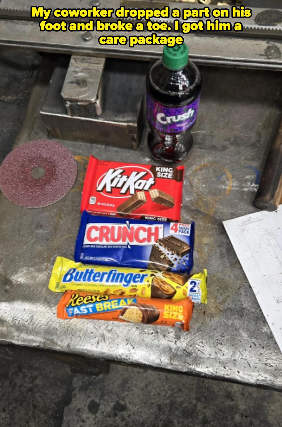 يتم عرض أربعة قضبان حلوى (Kitkat ، Crunch ، Butterfinger ، استراحة ريس السريعة) وزجاجة من صودا العنب سحق على سطح معدني. يلاحظ التسمية التوضيحية هذه هدية لزميل العمل الذي كسر إصبع القدم في الوظيفة