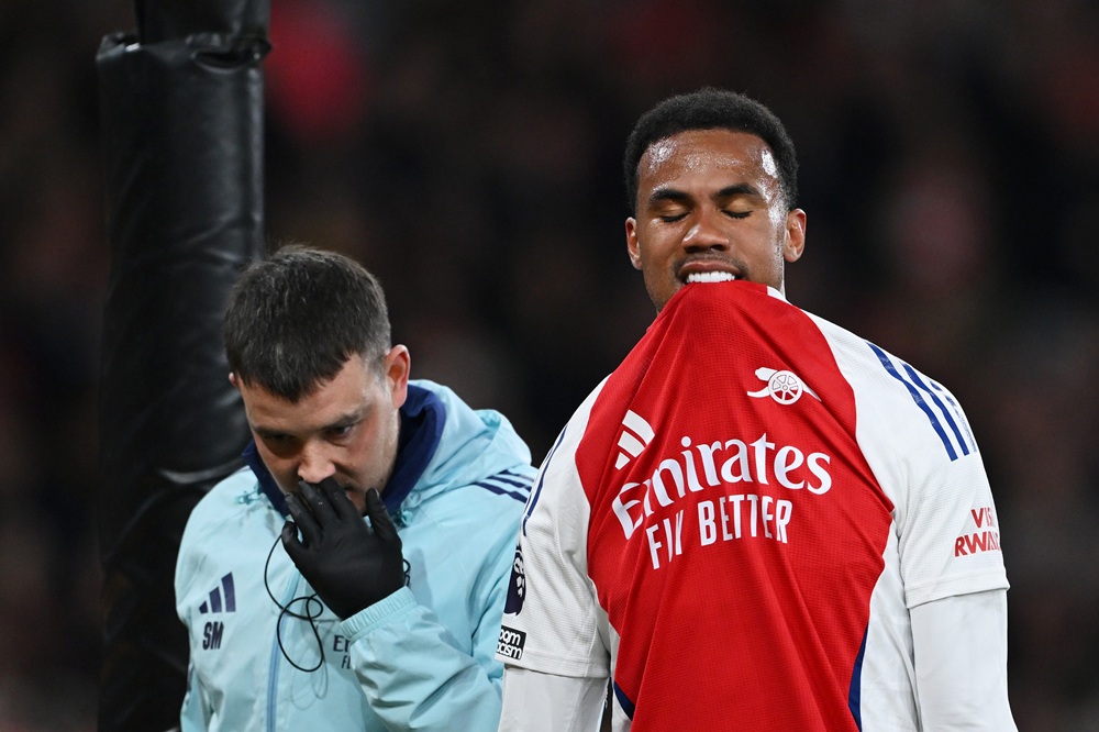 Arsenal 27yo يوقع عقد جديد 4 لندن ، إنجلترا: يبدو غابرييل من آرسنال مكتئبًا وهو يغادر الملعب بعد أن أصيب بضربة خلال مباراة الدوري الممتاز بين آرسنال FC و Fulham FC في استاد Emirates في 01 أبريل 2025.