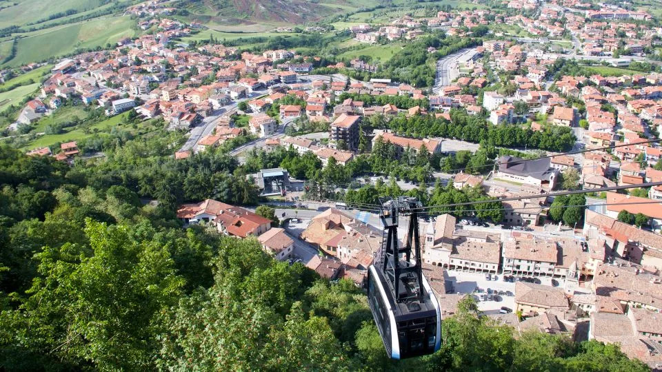يمكن الوصول إلى Borgo Maggiore ، عند سفح Mount Titano في سان مارينو ، بواسطة Cable Car. - iStockphoto/Getty Images
