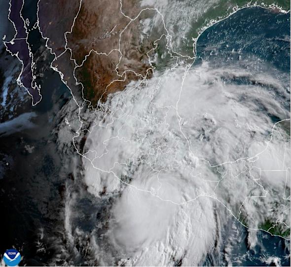 تُظهر هذه الصورة القمر الصناعي المقدمة من الإدارة الوطنية للمحيطات والغلاف الجوي (NOAA) إعصار إريك يربح في المكسيك في وقت مبكر من الخميس ، 19 يونيو 2025. / الائتمان: NOAA عبر AP