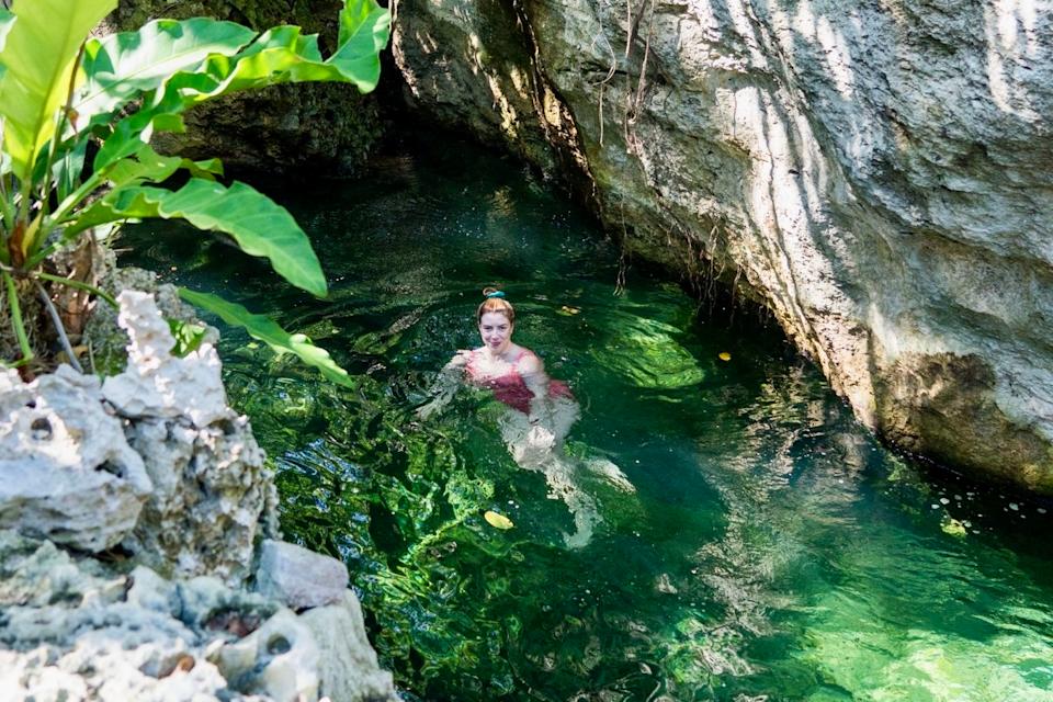 يأخذ كاتب السفر Joni Sweet غطسًا في أحد Cenotes في Palmaïa ، وهو منتجع نباتي في المكسيك.