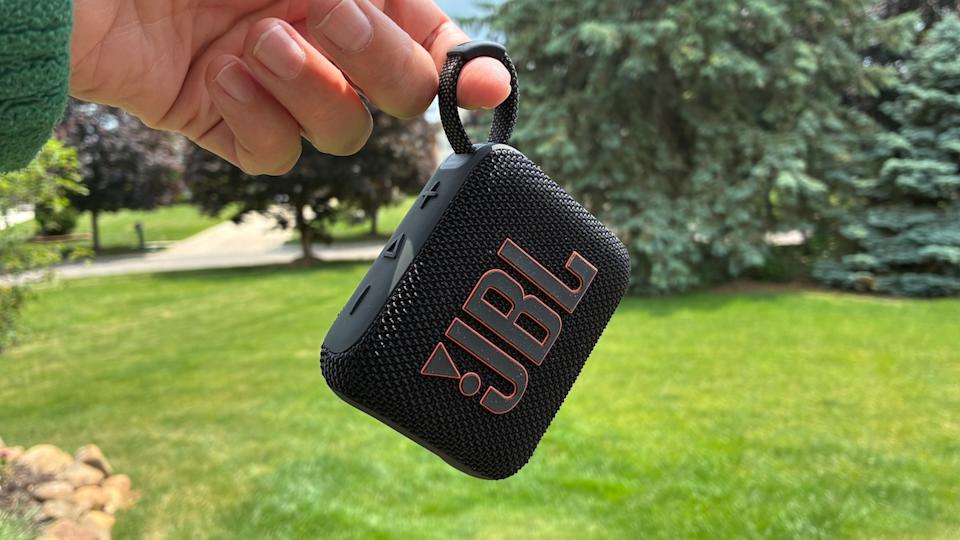صورة لحزام إصبع JBL GO 4 قيد الاستخدام.