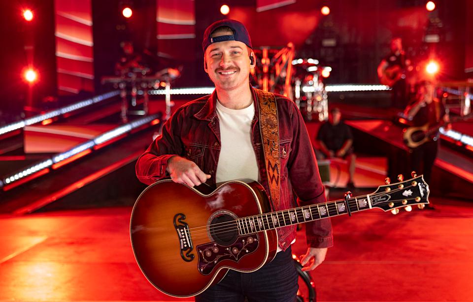Morgan Wallen على خشبة المسرح في حفل توزيع جوائز Billboard Music 2023.