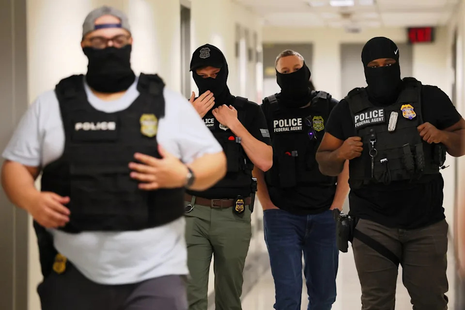 زاد عملاء ICE من جهودهم لاحتجاز المهاجرين غير الموثقين منذ عودة ترامب إلى البيت الأبيض في يناير (غتي)