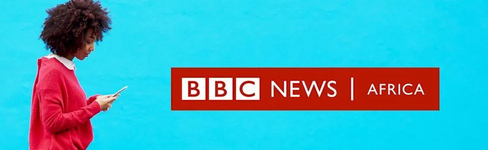 امرأة تنظر إلى هاتفها المحمول ورسوم بي بي سي نيوز أفريقيا