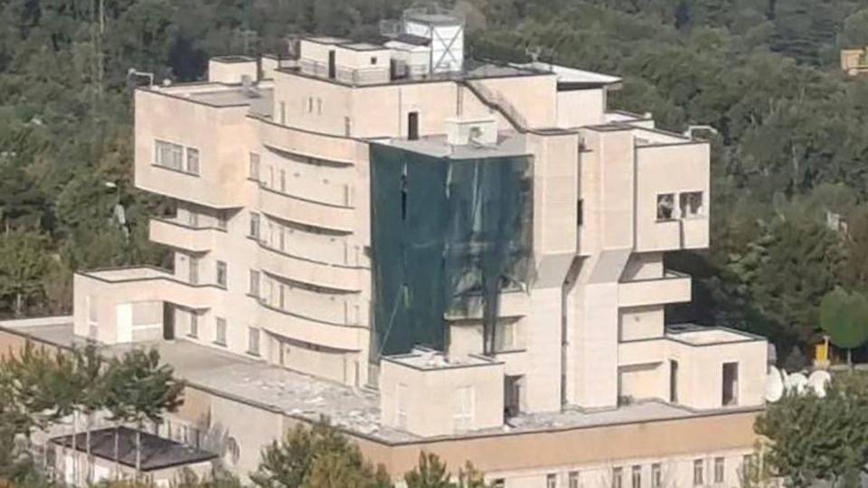 قُتل زعيم حماس إسماعيل هانيه في طهران بسبب قنبلة تم تهريبها إلى دار الضيافة حيث كان يقيم ، وفقًا لصحيفة نيويورك تايمز.