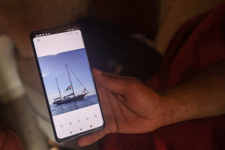 تظهر صورة لسفينة على الهاتف