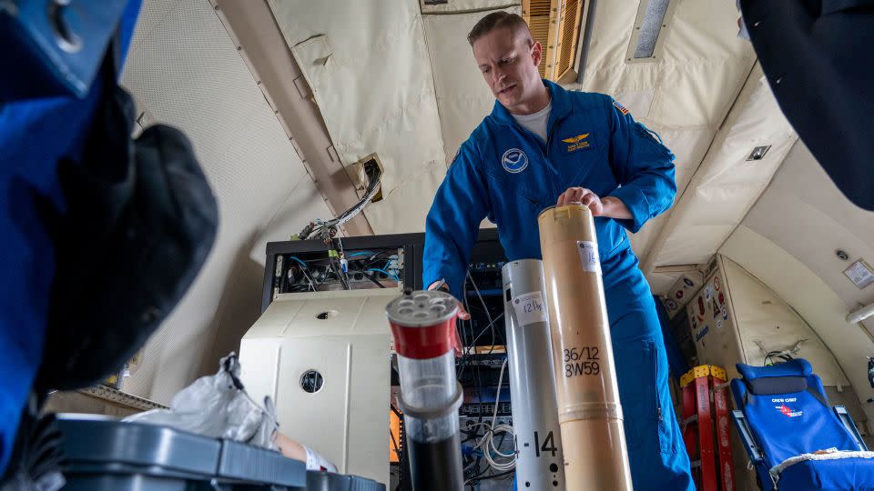 يشرح كوين كالين ، مدير الطيران في طائرة Gulfstream IV في NOAA ، وظائف WP -3D Dropsondes خلال جولة في التوعية بالأعاصير في مطار واشنطن الوطني ، في أرلينغتون ، فرجينيا ، في عام 2022. - Gemunu Amarasinghe/AP