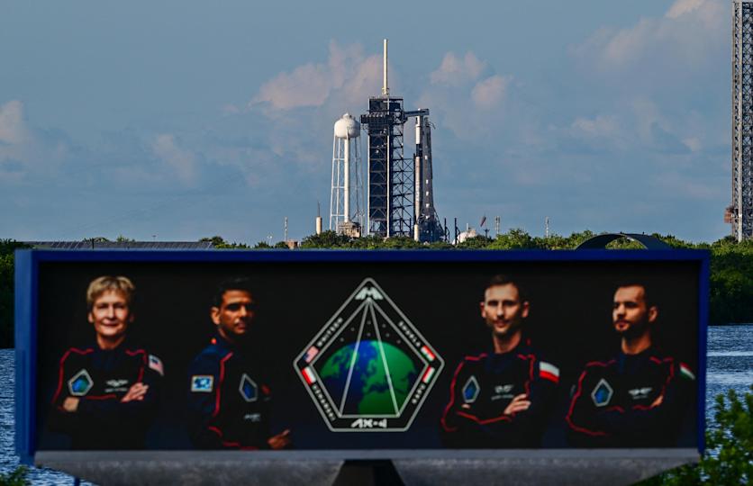 يُنظر إلى صور رواد الفضاء Axiom AX-R على أنها Rocket Falcon 9 و Dragon Spacecraft على منصة الإطلاق في مركز كينيدي للفضاء في ناسا في 24 يونيو 2025 ، في كيب كانافيرال ، فلوريدا. / الائتمان: Giorgio Viera/ AFP عبر Getty Images