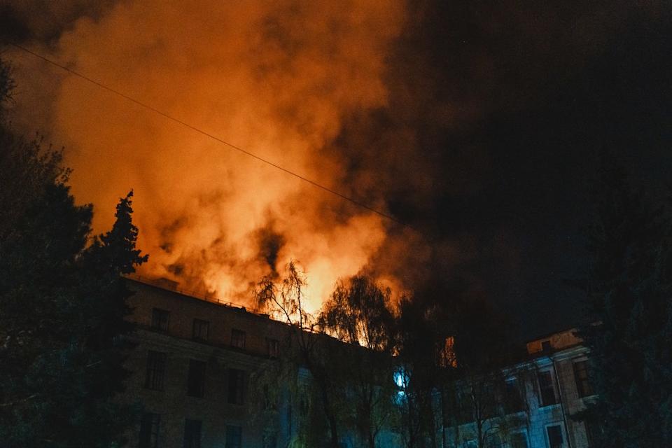 دنيبرو ، أوكرانيا - 16 أبريل: اندلع حريق بعد هجوم الطائرات بدون طيار الروسية في دنيبرو ، أوكرانيا في 16 أبريل 2025. هاجمت روسيا دنيبرو مع 