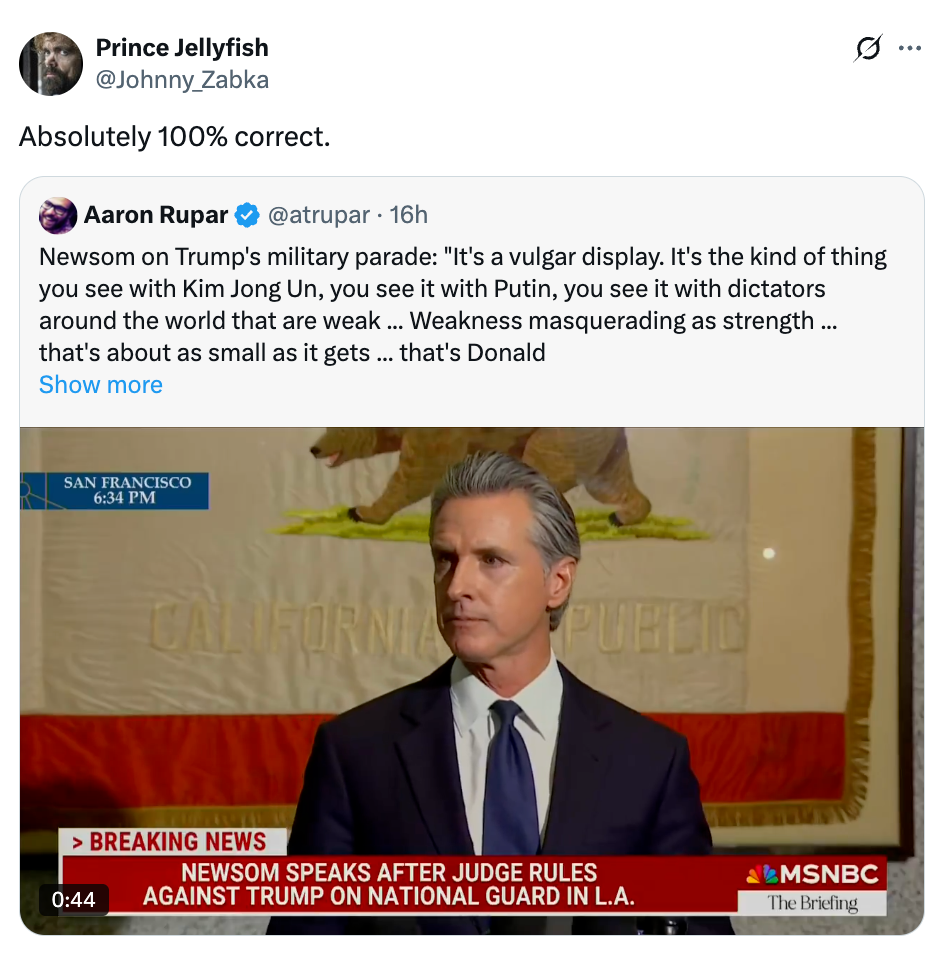 تُظهر الصورة رجلاً يرتدي بدلة يتحدث في حدث صحفي ، مع chyron أدناه حول التعليق على Newsom على ترامب