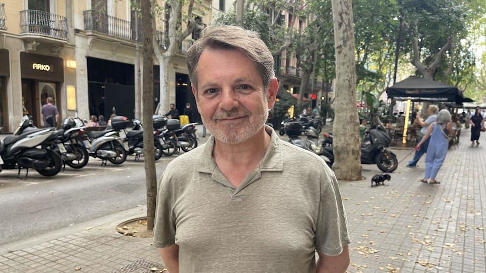 يمتلك يسوع بيريدا شقة في وسط برشلونة يستأجرها للسياح ويقول إن الملاك يتعرضون لها كبش فداء.