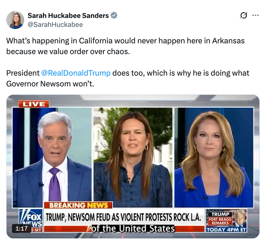 لقطة شاشة من تغريدة من قبل سارة هاكابي ساندرز تناقش كاليفورنيا. فيما يلي شريحة Fox News حول ترامب و Newsom مع ثلاثة من مراسك الأخبار