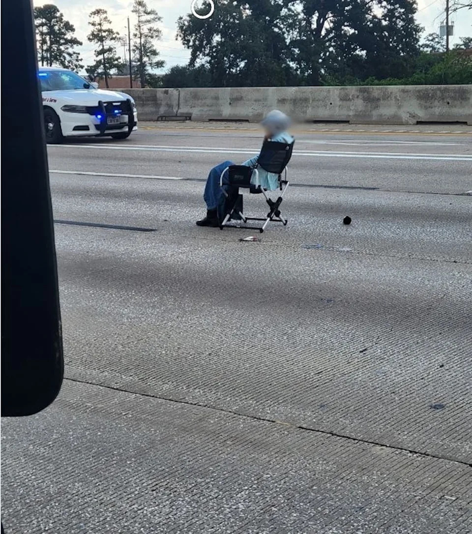 Harris County Constable Precinct 4 - الصورة: أصدرت الشرطة صورة توضح مواجهة مع امرأة يقولون إنها مسلحة على طريق سريع في هيوستن ، 26 يونيو 2025.
