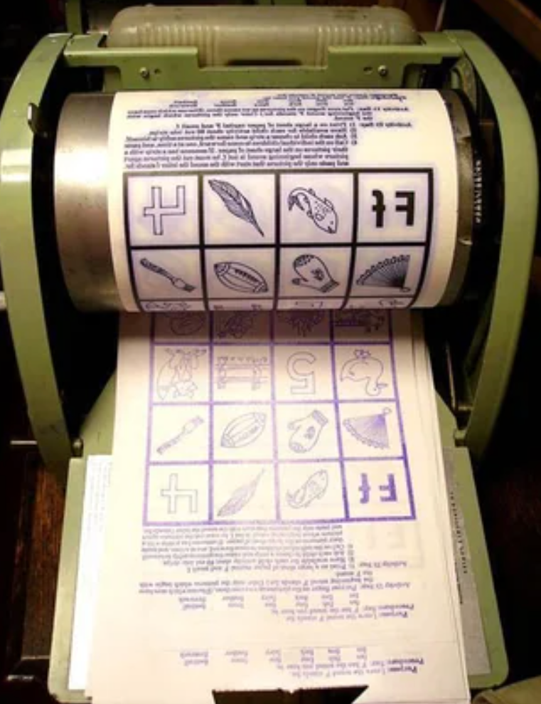 Reddit Post لآلة mimeograph مع نسخ في الداخل. ملاحظات التسمية التوضيحية من 1960s-70s الحنين إلى رائحة Mimeograph في الفصول الدراسية