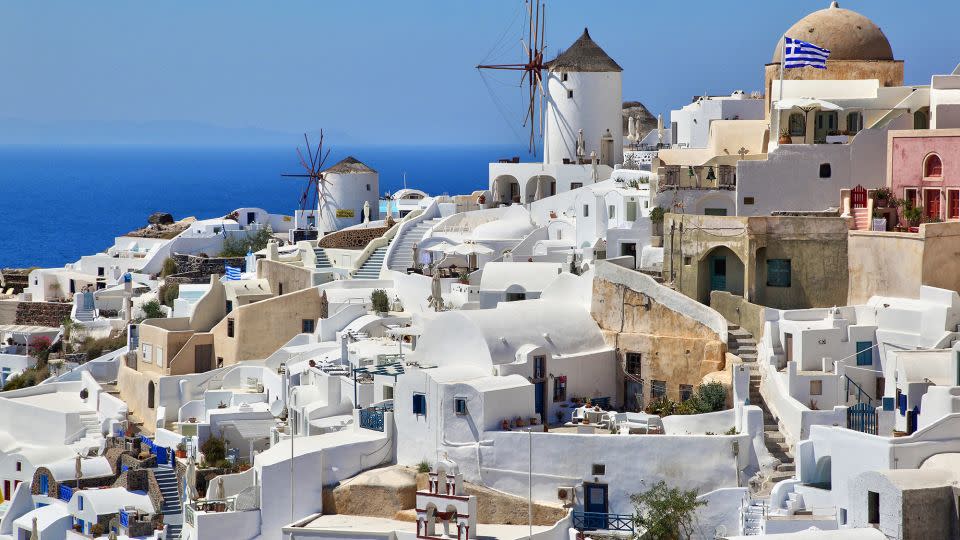 جزيرة Santorini في اليونان المصورة في 3 يوليو 2016. المباني المغطاة بالطلاء الأبيض تعكس أشعة الشمس ، مما يساعدهم على البرودة. - إبداعي اللمس التصوير المحدودة