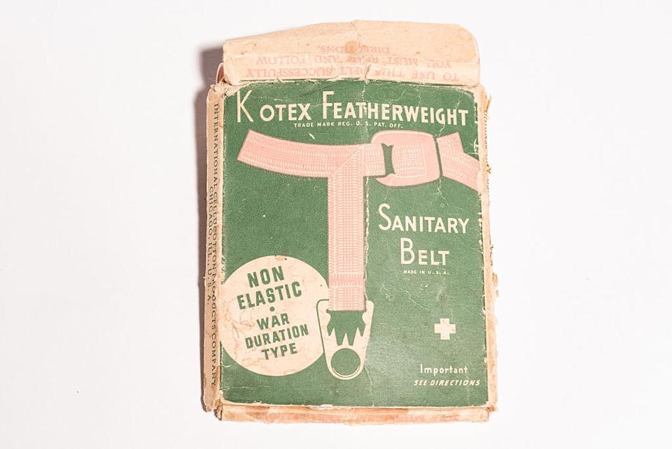مربع Kotex Vintage يعرض إعلانًا حزامًا صحيًا ، يحمل علامة "نوع مدة الحرب غير المرنة". الإرشادات التي لوحظ أنها مهمة