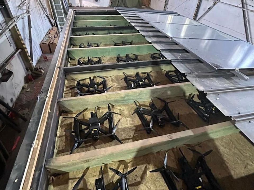 FPV الطائرات بدون طيار في الصناديق.
