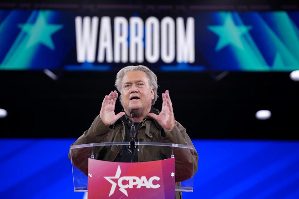 كان مضيف War Room Podcast Steve Bannon واحدًا من أعلى الأصوات المؤيدة لترامب المعارض في إيران (Getty)