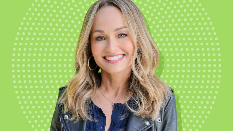 Giada de Laurentiis في سترة جلدية على خلفية خضراء