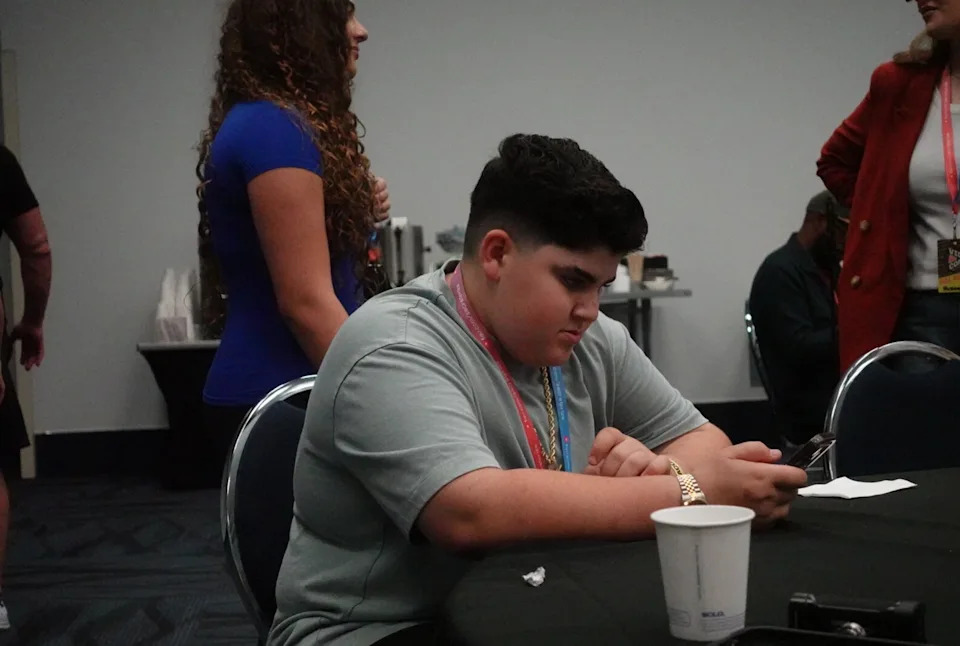 يقوم العدالة الكبيرة بالتحقق من هاتفه بين المقابلات في Vidcon.