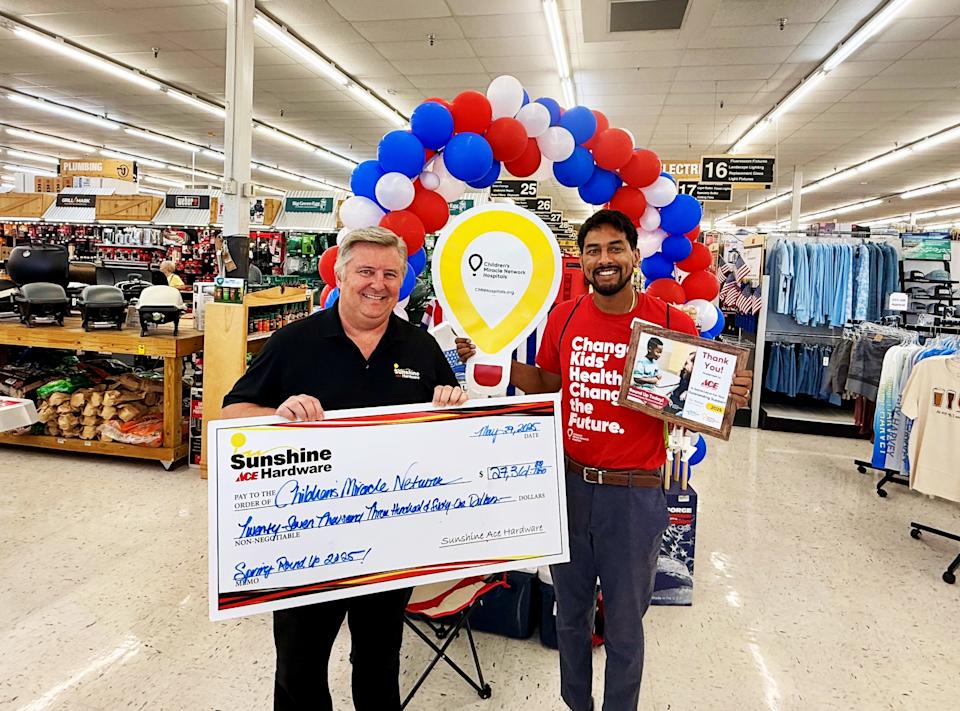 من اليسار ، Michael Wynn من Sunshine Ace Hardware ، مع Alexander Rivero ، Lee Health Foundation/Network's Miracle Network في مستشفى Golisano للأطفال.